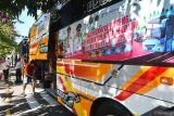 Pemilir memasukkan barang ke bagasi bus sesaat sebelum pemberangkatan Balik Gratis Bareng Pemkot Madiun di Kota Madiun, Jawa Timur, Senin (7/4/2025). Pemkot Madiun memfasilitasi milir gratis bagi sekitar 300 orang pemilir setelah berlebaran di Madiun untuk kembali  ke kota tujuan Jakarta dan Surabaya menggunakan enam unit bus. Antara Jatim/Siswowidodo/mas.