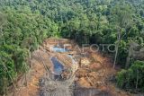 Foto udara Kawasan Hutan Dengan Tujuan Khusus (KHDTK) Diklat Kehutanan Fakultas Kehutanan Universitas Mulawarman yang telah hancur di Samarinda, Kalimantan Timur, Kamis (10/4/2025). Menurut Kepala Laboratorium Alam KHDTK Diklathut Fahutan Unmul Rustam Fahmy sekitar 3,26 hektare lahan di KHDTK itu diratakan oleh alat berat yang diduga untuk alih fungsi lahan sebagai penambangan ilegal yang berlangsung pada 5 April 2025. Antara Kaltim/M Risyal Hidayat