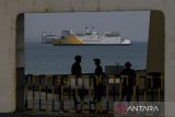 Kapal feri melintas di perairan Selat Sunda saat akan bersandar di Pelabuhan Merak, Kota Cilegon, Banten, Rabu (9/4/2025). Berdasarkan data Badan Pusat Statistik (BPS), jumlah penumpang angkutan laut dalam negeri yang berangkat pada Januari-Februari 2025 tercatat sebanyak 4,6 juta orang atau naik sebesar 19,34 persen dibanding periode yang sama tahun sebelumnya, sementara jumlah barang yang diangkut naik 28,13 persen atau mencapai 78,7 juta ton. ANTARA FOTO/Angga Budhiyanto/gp