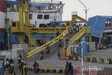 Sejumlah kendaraan roda dua keluar dari kapal setibanya di Pelabuhan Merak, Kota Cilegon, Banten, Rabu (9/4/2025). Berdasarkan data Badan Pusat Statistik (BPS), jumlah penumpang angkutan laut dalam negeri yang berangkat pada Januari-Februari 2025 tercatat sebanyak 4,6 juta orang atau naik sebesar 19,34 persen dibanding periode yang sama tahun sebelumnya, sementara jumlah barang yang diangkut naik 28,13 persen atau mencapai 78,7 juta ton. ANTARA FOTO/Angga Budhiyanto/gp