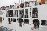 Penumpang berdiri di atas kapal saat akan bersandar di Pelabuhan Merak, Kota Cilegon, Banten, Rabu (9/4/2025). Berdasarkan data Badan Pusat Statistik (BPS), jumlah penumpang angkutan laut dalam negeri yang berangkat pada Januari-Februari 2025 tercatat sebanyak 4,6 juta orang atau naik sebesar 19,34 persen dibanding periode yang sama tahun sebelumnya, sementara jumlah barang yang diangkut naik 28,13 persen atau mencapai 78,7 juta ton. ANTARA FOTO/Angga Budhiyanto/gp