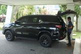 Sopir pribadi bupati mengemas barang di bagasi mobil dinas baru Bupati Situbondo dengan plat nomor P 1 DP di Pemkab Situbondo, Jawa Timur, Kamis (10/4/2025). Pembelian enam unit mobil dinas baru Toyota Fortuner seharga Rp3,9 miliar untuk Forum Koordinasi Pimpinan Daerah Kabupaten Situbondo, Jawa Timur, itu bertentangan dengan instruksi Presiden Prabowo Subianto mengenai efisiensi anggaran. Antara Jatim/Seno/mas.