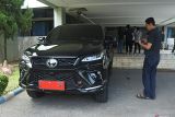 Wartawan mengambil gambar mobil dinas baru Bupati Situbondo dengan plat nomor P 1 DP di Pemkab Situbondo, Jawa Timur, Kamis (10/4/2025). Pembelian enam unit mobil dinas baru Toyota Fortuner seharga Rp3,9 miliar untuk Forum Koordinasi Pimpinan Daerah Kabupaten Situbondo, Jawa Timur, itu bertentangan dengan instruksi Presiden Prabowo Subianto mengenai efisiensi anggaran. Antara Jatim/Seno/mas.