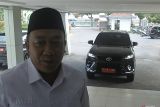 Bupati Situbondo Yusuf Rio Wahyu Prayogo keluar dari mobil dinas baru dengan plat nomor P 1 DP di Pemkab Situbondo, Jawa Timur, Kamis (10/4/2025). Pembelian enam unit mobil dinas baru Toyota Fortuner seharga Rp3,9 miliar untuk Forum Koordinasi Pimpinan Daerah Kabupaten Situbondo, Jawa Timur, itu bertentangan dengan instruksi Presiden Prabowo Subianto mengenai efisiensi anggaran. Antara Jatim/Seno/mas.