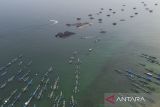 Foto udara keramba jaring apung (KJA) milik nelayan di Pantai Timur, Kabupaten Pangandaran, Jawa Barat, Kamis (10/4/2025). Sebanyak 40 kolam KJA berukuran 3x6 meter dengan kedalaman lima meter itu digunakan nelayan untuk membudidayakan ikan kerapu dan baramundi untuk meningkatkan ekonomi nelayan ketika hasil tangkapan ikan menurun. ANTARA FOTO/Adeng Bustomi/agr