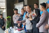 Kapolres Tulungagung AKBP Mohammad Taat Resdi (tengah) menunjukkan barang bukti petasan dan perlengkapan balon udara yang berhasil disita dan diamankan saat gelar perkara Operasi ketupat Semeru 2025 di Mapolres Tulungagung, Jawa Timur, Kamis (10/4/2025). Sebanyak 39 balon udara berbagai ukuran berikut petasan yang belum meledak disita untuk barang bukti, sementara tujuh dari 16 orang yang ditangkap kini menjalani proses hukum karena aktivitas mereka dianggap melanggar hukum karena membahayakan orang lain, lingkungan serta keselamatan penerbangan. ANTARA Jatim/Destyan Sujarwoko/mas.