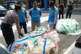 Polisi bersama petugas PLN memeriksa barang bukti balon udara berbahan plastik yang berhasil disita dan diamankan saat gelar perkara Operasi ketupat Semeru 2025 di Mapolres Tulungagung, Jawa Timur, Kamis (10/4/2025). Sebanyak 39 balon udara berbagai ukuran berikut petasan yang belum meledak disita untuk barang bukti, sementara tujuh dari 16 orang yang ditangkap kini menjalani proses hukum karena aktivitas mereka dianggap melanggar hukum karena membahayakan orang lain, lingkungan serta keselamatan penerbangan. ANTARA Jatim/Destyan Sujarwoko/mas.