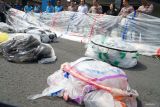 Kapolres Tulungagung AKBP Mohammad Taat Resdi (keempat kanan) menunjukkan barang bukti balon udara berbahan plastik yang berhasil disita dan diamankan saat gelar perkara Operasi ketupat Semeru 2025 di Mapolres Tulungagung, Jawa Timur, Kamis (10/4/2025). Sebanyak 39 balon udara berbagai ukuran berikut petasan yang belum meledak disita untuk barang bukti, sementara tujuh dari 16 orang yang ditangkap kini menjalani proses hukum karena aktivitas mereka dianggap melanggar hukum karena membahayakan orang lain, lingkungan serta keselamatan penerbangan. ANTARA Jatim/Destyan Sujarwoko/mas.