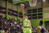 Pebasket Pacific Caesar Surabaya Muhammad Aulaz Ariezky (kiri) melakukan lay up disaksikan pebasket Rans Simba Bogor Kenyon Joseph Buffen (kanan) pada pertandingan Indonesian Baskeball League (IBL) 2025 di GOR Pacific Caesar Surabaya, Jawa Timur, Kamis (10/4/2025). Rans Simba Bogor menang atas Pacific Caesar Surabaya dengan skor 101-93. Antara Jatim/Rizal Hanafi/um
