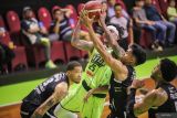 Pebasket Pacific Caesar Surabaya Frank Victor Johnson (kedua kiri) melakukan lay up dengan diadang pebasket Rans Simba Bogor Daniel William Tunasey Salamena (kedua kanan) pada pertandingan Indonesian Baskeball League (IBL) 2025 di GOR Pacific Caesar Surabaya, Jawa Timur, Kamis (10/4/2025). Rans Simba Bogor menang atas Pacific Caesar Surabaya dengan skor 101-93. Antara Jatim/Rizal Hanafi/um