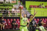 Pebasket Pacific Caesar Surabaya Miguel Angel Miranda (kiri) melakukan lay up dengan diadang pebasket Rans Simba Bogor Rheza Saputra Butarbutar (kedua kanan) pada pertandingan Indonesian Baskeball League (IBL) 2025 di GOR Pacific Caesar Surabaya, Jawa Timur, Kamis (10/4/2025). Rans Simba Bogor menang atas Pacific Caesar Surabaya dengan skor 101-93. Antara Jatim/Rizal Hanafi/um