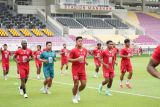 Pelatih Persija Carlos Pena ucapkan selamat kepada Zahaby