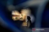 Pengunjung melihat karya seni yang dipajang pada pameran bertajuk Asean-India Artist Camp Exhibition di Bandung Creative Hub, Bandung, Jawa Barat, Jumat (11/4/2025). Sebanyak 20 karya seni dari para seniman negara-negara ASEAN dan India ditampilkan sebagai ajang peringatan satu dekade kebijakan Act East Policy India atau langkah diplomasi budaya yang mempererat hubungan India dengan kawasan Asia Tenggara khususnya Indonesia. ANTARA FOTO/Novrian Arbi/agr