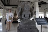 Pengunjung melihat koleksi arca batu yang dipajang di Museum Majapahit, Trowulan, Mojokerto, Jawa Timur, Sabtu (12/4/2025). Museum seluas 57,625 meter persegi tersebut sejak dibuka untuk umum pada tahun 1987 hingga kini memiiki ribuan koleksi arca batu, terakota, koin emas hingga perlengkapan upacara adat yang merupakan peninggaan kerajaan Majapahit, Kediri serta Singhasari dan dipajang untuk sarana wisata edukasi maupun penelitian arkeologi. ANTARA Jatim/Ari Bowo Sucipto/mas.