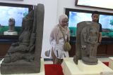 Pengunjung melihat koleksi arca batu yang dipajang di Museum Majapahit, Trowulan, Mojokerto, Jawa Timur, Sabtu (12/4/2025). Museum seluas 57,625 meter persegi tersebut sejak dibuka untuk umum pada tahun 1987 hingga kini memiiki ribuan koleksi arca batu, terakota, koin emas hingga perlengkapan upacara adat yang merupakan peninggaan kerajaan Majapahit, Kediri serta Singhasari dan dipajang untuk sarana wisata edukasi maupun penelitian arkeologi. ANTARA Jatim/Ari Bowo Sucipto/mas.