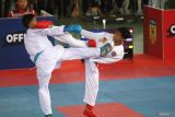 Karateka Kamil Rama (kanan) melakukan tendangan mengenai karateka Arjuna Nova (kiri) pada Kejuaraan Karate Kediri Open kelas kadet putra -52 kilogram di GOR Jayabaya, Kota Kediri, Jawa Timur, Minggu (13/4/2025). Kejuaraan Karate Kediri Open selama 2 hari tersebut diikuti oleh 737 karateka dari 32 kontingen Kota/Kabupaten se-Jawa Timur sebagai sarana regenerasi atlet muda karate. Antara Jatim/Prasetia Fauzani/um