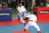 Karateka Ichsan Kamil (kiri) melakukan tendangan ke karateka Ferry Wahyudiono (kanan) pada Kejuaraan Karate Kediri Open kelas kadet putra -52 kilogram di GOR Jayabaya, Kota Kediri, Jawa Timur, Minggu (13/4/2025). Kejuaraan Karate Kediri Open selama 2 hari tersebut diikuti oleh 737 karateka dari 32 kontingen Kota/Kabupaten se-Jawa Timur sebagai sarana regenerasi atlet muda karate. Antara Jatim/Prasetia Fauzani/um