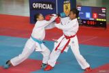 Karateka Nabila Putri (kanan) menahan serangan dari karateka Raisya Tiara (kiri) pada Kejuaraan Karate Kediri Open kelas kadet putri -47 kilogram di GOR Jayabaya, Kota Kediri, Jawa Timur, Minggu (13/4/2025). Kejuaraan Karate Kediri Open selama 2 hari tersebut diikuti oleh 737 karateka dari 32 kontingen Kota/Kabupaten se-Jawa Timur sebagai sarana regenerasi atlet muda karate. Antara Jatim/Prasetia Fauzani/um
