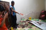 Petugas mengidentifiksi dampak kerusakan pada rumah warga yang terdampak ledakan balon udara berpetasan di Desa Suruhan Lor, Tulungagung, Jawa Timur, Minggu (13/4/2025). Sebanyak 15 remaja, sebagian di antaranya anak di bawah umur,  yang diidentifikasi sebagai pelaku penerbangan balon udara berpetasan saat ini diburu polisi karena ulah mereka menyebabkan sebuah rumah warga rusak berat terdampak ledakan balon udara berpetasan tersebut. ANTARA Jatim/Destyan Sujarwoko/mas.
