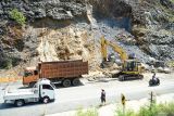 Petugas mengerahkan alat berat dan dump truck untuk menormalisasi material longsor di jalan raya JLS Trenggalek-Tulungagung Km10+800 Desa Keboireng, Tulungagung, Jawa Timur, Minggu (13/4/2025). Akses pesisir yang menjadi penghubung sejumlah kawasan wisata pantai di Trenggalek dan Tulungagung itu sempat ditutup total akibat dinding tebing setinggi 20 meter dan lebar 10 meter di sisi JLS dekat perbatasan Trenggalek-Tulungagung ambrol/longsor pada Minggu (13/4/2025) dini hari sekitar pukul 00.15 WIB sehingga menutup 2/3 badan jalan setempat. JANTARA Jatim/Destyan Sujarwoko/mas.
