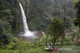 Wisatawan menikmati suasana Curug Bugbrug di Cisarua, Kabupaten Bandung Barat, Jawa Barat, Minggu (13/4/2025). Air terjun atau curug yang dikelola oleh Perhutani KPH Bandung Utara dengan Lembaga Masyarakat Desa Hutan (LMDH) Cihanjuang Rahayu tersebut memiliki ketinggian sekitar 25 meter dan menjadi potensi wisata unggulan yang dapat meningkatkan kunjungan pariwisata serta perekonomian masyarakat di kawasan tersebut. ANTARA FOTO/Abdan Syakura/agr