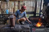 Pekerja memproduksi arit di Kampung Salapinang, Desa Campaka, Malangbong, Kabupaten Garut, Jawa Barat, Minggu (13/4/2025). Kementerian UMKM mencatat, total realisasi penyaluran Kredit Usaha Rakyat (KUR) hingga 16 Maret 2025 telah mencapai Rp44,73 triliun kepada 788.237 debitur atau sudah mencapai sekitar 14,9 persen dari target penyaluran KUR pada 2025 yang sebesar Rp300 triliun. ANTARA FOTO/Raisan Al Farisi/agr
