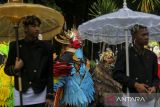 Peserta bersiap mengikuti kirab kesenian saat festival atraksi boneka di Gedung Negara Provinsi Banten, Kota Serang, Banten, Sabtu (12/4/2025). Festival yang diinisiasi oleh Solid Art Indonesia dengan melibatkan lima komunitas seni dan delapan sekolah khusus tersebut diselenggarakan untuk mengembangkan seni pertunjukan boneka di Banten serta upaya pendekatan berkesenian bagi penyandang disabilitas. ANTARA FOTO/Angga Budhiyanto/gp
