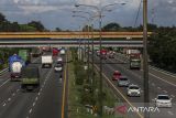 Warga berjalan menyeberangi ruas tol Tangerang-Merak di Kota Serang, Banten, Senin (14/4/2025). Investor dan operator infrastruktur jalan tol Astra Infra mencatat sebanyak 6,6 juta kendaraan telah melewati ruas tol yang meliputi ruas Tangerang-Merak, Cikopo-Palimanan, dan Jombang-Mojokerto pada periode arus mudik dan arus balik Lebaran 2025. ANTARA FOTO/Angga Budhiyanto/gp
