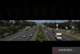 Sejumlah kendaraan melintas di ruas tol Tangerang-Merak, Kota Serang, Banten, Senin (14/4/2025). Investor dan operator infrastruktur jalan tol Astra Infra mencatat sebanyak 6,6 juta kendaraan telah melewati ruas tol yang meliputi ruas Tangerang-Merak, Cikopo-Palimanan, dan Jombang-Mojokerto pada periode arus mudik dan arus balik Lebaran 2025. ANTARA FOTO/Angga Budhiyanto/gp