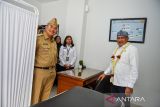 Wali Kota Bandung Muhammad Farhan (kiri) bersama Kepala Badan Narkotika Nasional (BNN) Komjen Pol Marthinus Hukom (kanan) meninjau ruangan pemeriksaan saat peresmian Gedung Rehabilitasi Penyalahguna Narkotika di Bandung, Jawa Barat, Senin (14/4/2025). BNN bersama Pemerintah Kota Bandung meresmikan gedung rehabilitasi penyalahguna narkotika dan kantor BNN yang memiliki ruangan pelayanan terpadu, tim asesmen terpadu, serta ruang tahanan untuk menunjang operasional BNN Kota Bandung. ANTARA FOTO/Raisan Al Farisi/agr