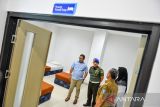Petugas meninjau ruang inap usai peresmian Gedung Rehabilitasi Penyalahguna Narkotika di Bandung, Jawa Barat, Senin (14/4/2025). BNN bersama Pemerintah Kota Bandung meresmikan gedung rehabilitasi penyalahguna narkotika dan kantor BNN yang memiliki ruangan pelayanan terpadu, tim asesmen terpadu, serta ruang tahanan untuk menunjang operasional BNN Kota Bandung. ANTARA FOTO/Raisan Al Farisi/agr