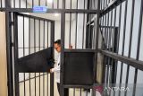 Petugas memeriksa fasilitas ruang tahanan usai peresmian Gedung Rehabilitasi Penyalahguna Narkotika di Bandung, Jawa Barat, Senin (14/4/2025). BNN bersama Pemerintah Kota Bandung meresmikan gedung rehabilitasi penyalahguna narkotika dan kantor BNN yang memiliki ruangan pelayanan terpadu, tim asesmen terpadu, serta ruang tahanan untuk menunjang operasional BNN Kota Bandung. ANTARA FOTO/Raisan Al Farisi/agr