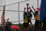 Pemain putra Roof Tob Cafe Toboali Kabupaten Bangka Selatan melakukan smash keras yang coba dihalau dua pemain X Brother VSB Bangka Tengah pada pertandingan Semifinal IJTI Open Volley Ball Championship 2025 yang berlangsung di Lapangan voli Memalun Sport Center Desa Jeriji Kecamatan Toboali Kabupaten Bangka Selatan, Senin (14/4/2025). Dalam pertandingan tersebut tim Roof Tob Cafe berhasil melaju ke babak final setelah mengalahkan tim X Brother VSB asal Bangka Tengah dengan skor tipis 3-2. Selain itu pada pertandingan sebelumnya tim putri Barqy Baariq Desa Airgegas juga berhasil melaju partai final setelah mengalahkan tim Smash asal Bangka Tengah dengan skor 3-0. ANTARA FOTO/Rusdiyanto 