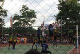 Pemain X Brother VSB Bangka Tengah melakukan smash yang coba dihalau oleh dua pemain dari Roof Tob Cafe Toboali pada pertandingan Semifinal IJTI Open Volley Ball Championship 2025 yang berlangsung di Lapangan voli Memalun Sport Center Desa Jeriji Kecamatan Toboali Kabupaten Bangka Selatan, Senin (14/4/2025). ANTARA FOTO/Rusdiyanto 