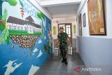 Petugas TNI membawa makan bergizi gratis (MBG) untuk dibagikan kepada siswa di SMAN 20 Bandung, Jawa Barat, Senin (14/4/2025). Kepala Badan Gizi Nasional (BGN) Dadan Hindayana mengatakan pada akhir 2025 program MBG ditargetkan sudah tersalurkan bagi 82,9 juta penerima manfaat serta BGN bakal menyerap anggaran Rp 1 triliun per hari pada November untuk memenuhi target tersebut. ANTARA FOTO/Raisan Al Farisi/agr