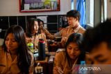 Siswa memakan makan bergizi gratis (MBG) di SMAN 20 Bandung, Jawa Barat, Senin (14/4/2025). Kepala Badan Gizi Nasional (BGN) Dadan Hindayana mengatakan pada akhir 2025 program MBG ditargetkan sudah tersalurkan bagi 82,9 juta penerima manfaat serta BGN bakal menyerap anggaran Rp 1 triliun per hari pada November untuk memenuhi target tersebut. ANTARA FOTO/Raisan Al Farisi/agr