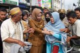 Wakil Bupati Sidoarjo Mimik Idayana (kedua kiri) menemui pedagang kaki lima pemilik bangunan liar yang berunjukrasa menolak penggusuran lapak PKL di Jalan Pepelegi, Sidoarjo, Jawa Timur, Senin (14/4/2025). Aksi tersebut dilakukan untuk mempertahankan bangunan karena menganggapnya sebagai sumber penghidupan dan mendesak pemerintah setempat untuk dialog yang bisa menghasilkan solusi bersama. Antara Jatim/Umarul Faruq