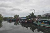 Warga memancing dari atas kapal nelayan yang terparkir di dermaga Kota Bengkulu, Bengkulu, Minggu (13/4/2025).  Sejumlah nelayan di wilayah tersebut mengaku libur melaut karena lalu lintas kapal tangkap ikan di alur pelabuhan menyempit akibat pendangkalan. ANTARA FOTO/Muhammad Izfaldi