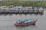 Warga memancing dari atas kapal nelayan yang terparkir di dermaga Kota Bengkulu, Bengkulu, Minggu (13/4/2025).  Sejumlah nelayan di wilayah tersebut mengaku libur melaut karena lalu lintas kapal tangkap ikan di alur pelabuhan menyempit akibat pendangkalan. ANTARA FOTO/Muhammad Izfaldi