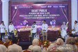 Tiga pasangan calon Bupati dan calon Wakil Bupati Tasikmalaya yaitu nomor urut 01 (kiri) Iwan Saputra dan Dede Muksit Aly, nomor urut 02 (tengah) Cecep Nurul Yakin dan Asep Sopari Alayuni serta nomor urut 03 (kanan) Ai Diantani dan Iip Miftahul Paoz mengikuti debat publik pemungutan suara ulang (PSU) pemilihan Bupati dan Wakil Bupati Tasikmalaya pascaputusan Mahkamah Konstitusi di Hotel Alhambra, Kabupaten Tasikmalaya, Jawa Barat, Senin (14/4/2025). KPU Kabupaten Tasikmalaya menggelar debat PSU dengan tema sumber daya manusia unggul, desa makmur. ANTARA FOTO/Adeng Bustomi/agr