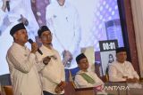 Pasangan calon Bupati dan calon Wakil Bupati Tasikmalaya nomor urut 01 Iwan Saputra (kiri) dan Dede Muksit Aly (kedua kiri) menyampaikan pendapatnya saat debat publik pemungutan suara ulang (PSU) pemilihan Bupati dan Wakil Bupati Tasikmalaya pascaputusan Mahkamah Konstitusi di Hotel Alhambra, Kabupaten Tasikmalaya, Jawa Barat, Senin (14/4/2025). KPU Kabupaten Tasikmalaya menggelar debat PSU dengan tema sumber daya manusia unggul, desa makmur. ANTARA FOTO/Adeng Bustomi/agr