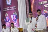 Pasangan calon Bupati dan calon Wakil Bupati Tasikmalaya  nomor urut 02 Cecep Nurul Yakin (kedua kanan) dan Asep Sopari Alayubi (kanan) menyampaikan pendapatnya saat debat publik pemungutan suara ulang (PSU) pemilihan Bupati dan Wakil Bupati Tasikmalaya pascaputusan Mahkamah Konstitusi di Hotel Alhambra, Kabupaten Tasikmalaya, Jawa Barat, Senin (14/4/2025). KPU Kabupaten Tasikmalaya menggelar debat PSU dengan tema sumber daya manusia unggul, desa makmur. ANTARA FOTO/Adeng Bustomi/agr