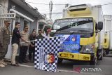 Ketua KPU Tasikmalaya Ami Imron Tamami (kedua kiri) melepas distribusi logistik surat suara di gudang logistik KPU Kabupaten Tasikmalaya, Jawa Barat, Selasa (15/4/2025). KPU Kabupaten Tasikmalaya mendistribusikan logistik surat suara pemungutan suara ulang (PSU) pemilihan Bupati dan Wakil Bupati Tasikmalaya pascaputusan Mahkamah Konstitusi ke 39 Panitia Pemilihan Kecamatan (PPK) dengan Daftar Pemilih Tetap (DPT) sebanyak 1,5 juta pemilih dan 2.847 Tempat Pemungutan Suara (TPS) dari 351 desa. ANTARA FOTO/Adeng Bustomi/agr