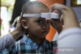 Tenaga kesehatan mengukur lingkar kepala balita sebelum disuntik vaksin Pneumokokus Konyugasi (PCV) di Posyandu Lavender, Karawaci, Kota Tangerang, Banten, Selasa (15/4/2025). Kementerian Kesehatan mengatakan cakupan imunisasi PCV hingga Maret 2025 baru mencapai delapan persen dari target 16 persen, dimana sebagian provinsi masih mencatatkan cakupan kurang dari 10 persen. ANTARA FOTO/Putra M. Akbar/gp