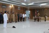 Wakil Bupati Bangka Selatan, Provinsi Kepulauan Bangka Belitung Debby Vita Dewi melantik Penjabat (Pj) Kelapa Desa (Kades) Simpang Rimba Nasrullah di Hall Lantai II Kantor Bupati Bangka Selatan, Selasa (15/4). Nasrullah resmi menjabat Pj Kades Simpang Rimba menggantikan Pj Kades sebelumnya yang dijabat oleh Budi Setiawan.