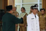 Pj Kepala Desa Simpang Rimba Nasrullah mengucapkan sumpah janji jabatan yang dipimpin langsung oleh Wakil Bupati Bangka Selatan Debby Vita Dewi.