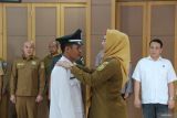 Wakil Bupati Bangka Selatan Provinsi Kepulauan Bangka Belitung Debby Vita Dewi memasang tanda pangkat jabatan kepada Pj Kades Simpang Rimba Nasrullah.