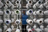 Pekerja menyelesaikan produksi kain di PT Trisula Textile Industries, Kota Cimahi, Jawa Barat, Selasa (15/4/2025). Asosiasi Pertekstilan Indonesia (API) mendorong pemerintah agar kebijakan Standar Nasional Indonesia (SNI) wajib dan pelabelan dalam bahasa Indonesia diberlakukan kembali di perbatasan (border) guna mengamankan pasar domestik dari limpahan impor barang tekstil yang tidak sesuai standar dan lebih murah (dumping) dari negara lain yang terdampak tarif timbal balik atau resiprokal Amerika Serikat karena berpotensi menggerus pasar domestik. ANTARA FOTO/Abdan Syakura/agr
