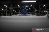 Pekerja menyelesaikan produksi kain di PT Trisula Textile Industries, Kota Cimahi, Jawa Barat, Selasa (15/4/2025). Asosiasi Pertekstilan Indonesia (API) mendorong pemerintah agar kebijakan Standar Nasional Indonesia (SNI) wajib dan pelabelan dalam bahasa Indonesia diberlakukan kembali di perbatasan (border) guna mengamankan pasar domestik dari limpahan impor barang tekstil yang tidak sesuai standar dan lebih murah (dumping) dari negara lain yang terdampak tarif timbal balik atau resiprokal Amerika Serikat karena berpotensi menggerus pasar domestik. ANTARA FOTO/Abdan Syakura/agr