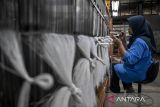 Pekerja melakukan pencucukan benang untuk dijadikan kain di PT Trisula Textile Industries, Kota Cimahi, Jawa Barat, Selasa (15/4/2025). Asosiasi Pertekstilan Indonesia (API) mendorong pemerintah agar kebijakan Standar Nasional Indonesia (SNI) wajib dan pelabelan dalam bahasa Indonesia diberlakukan kembali di perbatasan (border) guna mengamankan pasar domestik dari limpahan impor barang tekstil yang tidak sesuai standar dan lebih murah (dumping) dari negara lain yang terdampak tarif timbal balik atau resiprokal Amerika Serikat karena berpotensi menggerus pasar domestik. ANTARA FOTO/Abdan Syakura/agr